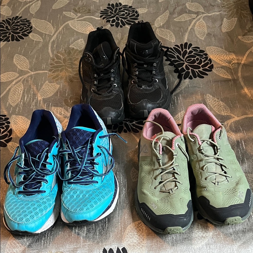 Mizuno Women's Sneakers in Black, Blue, and Green